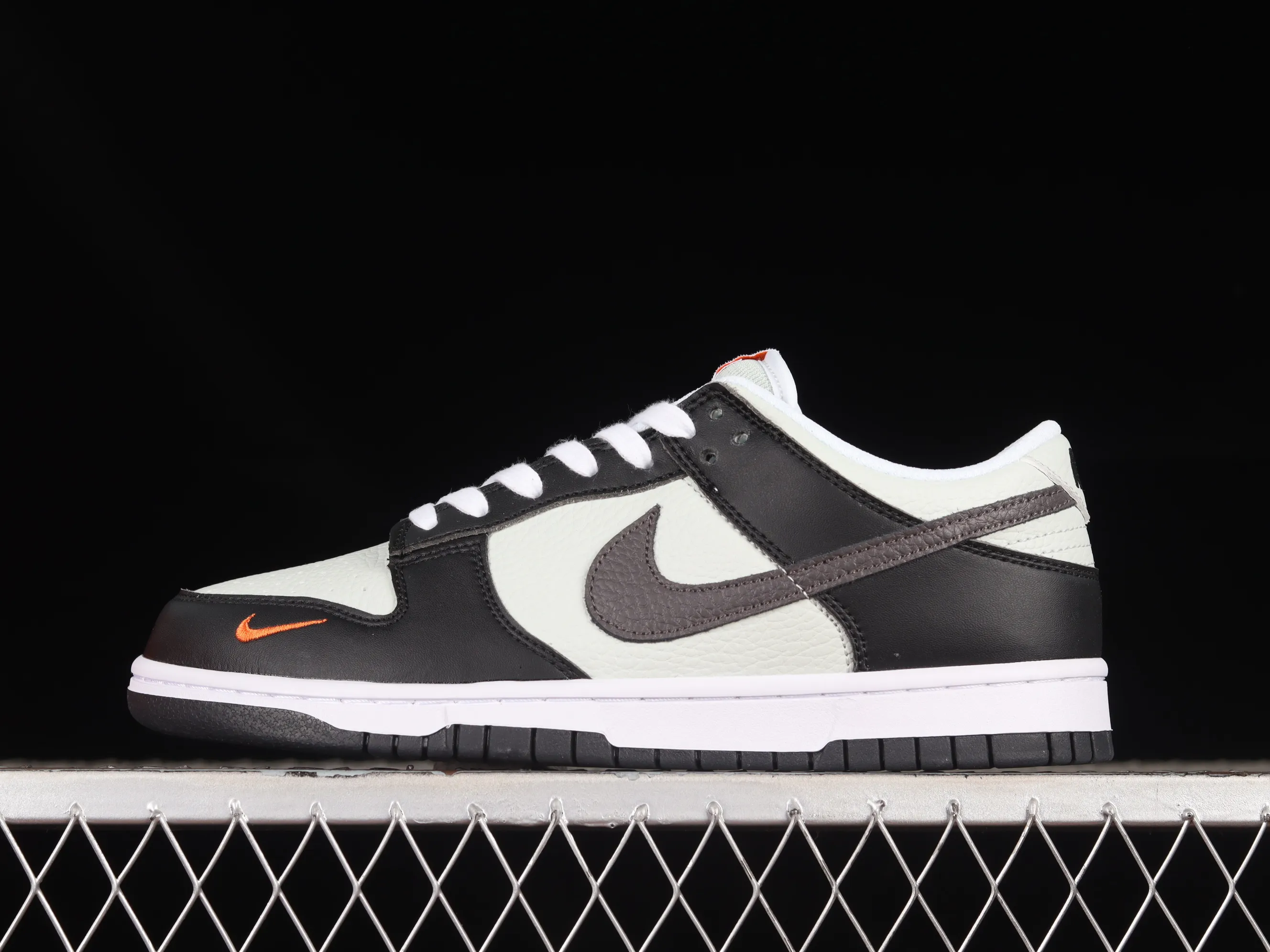 All Categories Nk SB Dunk Series Nk SB Dunk Low Low-top sneakers Cost-effective version Nk Dunk Low "Mini Orange Swoosh" SB low-top sports and leisure sneakers FN7808-001
